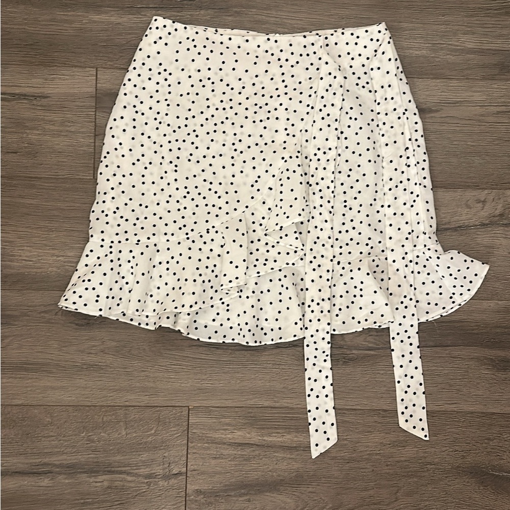 🤍 Polka Dot Skirt – Ruffle Hem & Tie Waist – Size S